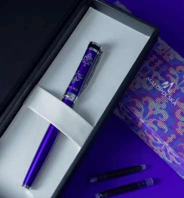 Otwarte etui z eleganckim piórem w środku