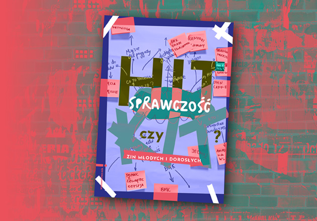 Kolorowa okładka magazynu z polskim tekstem, notatkami i samoprzylepnymi zakładkami, zatytułowana HI? Sprawczość czy X? na fioletowym tle, zaklejonym taśmą na rogach, na tle czerwono-zielonej ceglanej ściany.