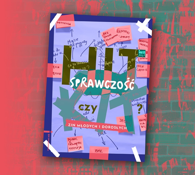 Kolorowy plakat z dużym napisem "HIT" nałożonym na odręczne notatki, strzałki i karteczki samoprzylepne, z napisami "Sprawczość" i "Zin młodych i dorosłych" w języku polskim. Plakat jest naklejony na teksturowane tło.