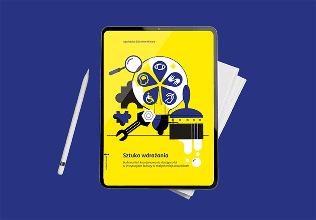 Okładka publikacji wyświetlona na tablecie - przedstawia logo programu Małopolska Kultura Wrażliwa wkomponowane w żarówkę, wokół inne narzędzia, element układanki