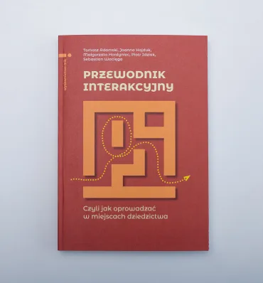 Okładka publikacji z ilustracją typograficzną - litery P i i są pomieszczeniami, przejściami labiryntu