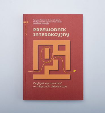Okładka publikacji z ilustracją typograficzną - litery P i i są pomieszczeniami, przejściami labiryntu