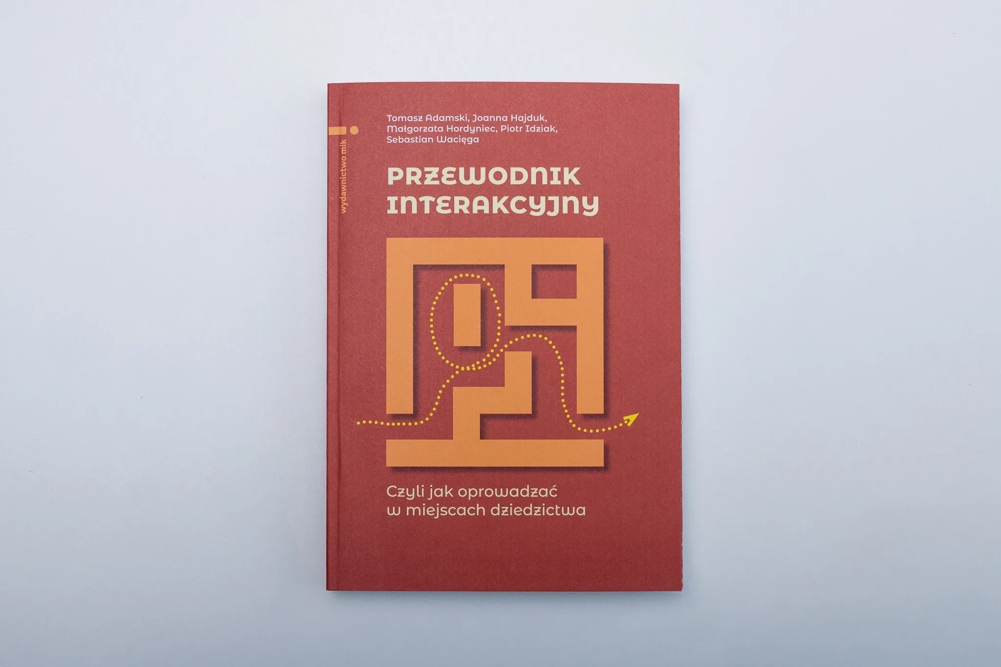 Okładka publikacji z ilustracją typograficzną - litery P i i są pomieszczeniami, przejściami labiryntu