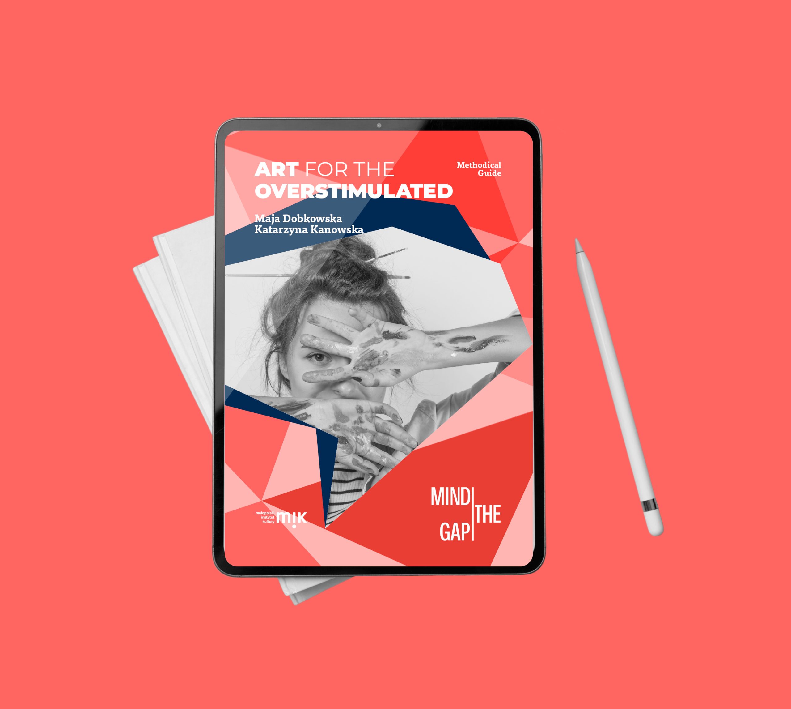 okładka publikacji na ekranie tabletu, obok ołówek - oprócz kolorów różowo granatowego jest też czarno-białe zdjęcie kobiety pomazanej farbą i zasłaniającej częściowo rękami twarz