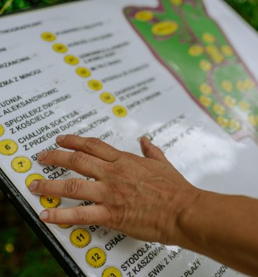 ręka przy tablicy z mapą i legendą