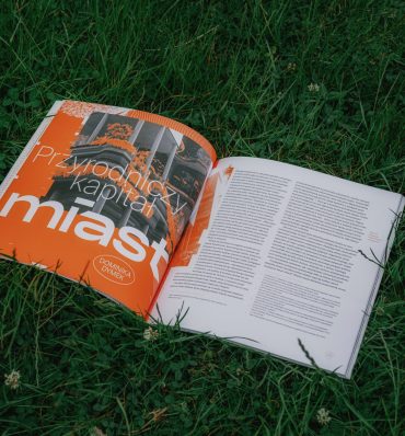 otwarte czasopismo leżące na trawie