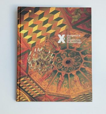 okładka książki ze zdjęciem pięknego, wzorzystego sufitu z żyrandolem