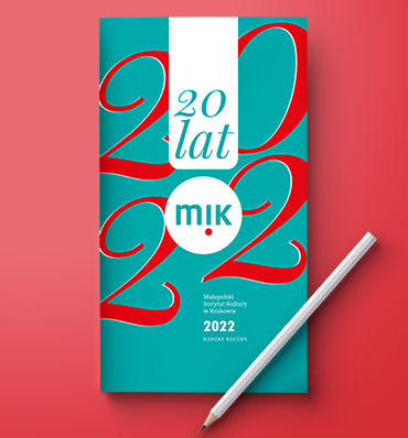 Okładka raportu z typograficzną okładką "2022" na czerwonym tle, ołówek