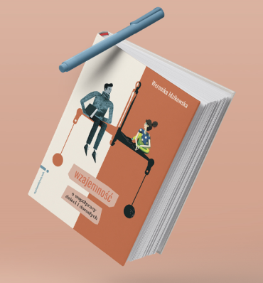 okładka książki "Wzajemność (...)" z ilustracją dwóch postaci siedzących na wadze