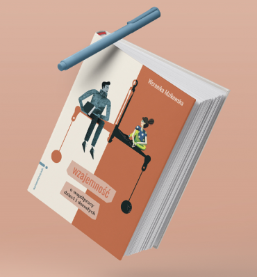 okładka książki "Wzajemność (...)" z ilustracją dwóch postaci siedzących na wadze