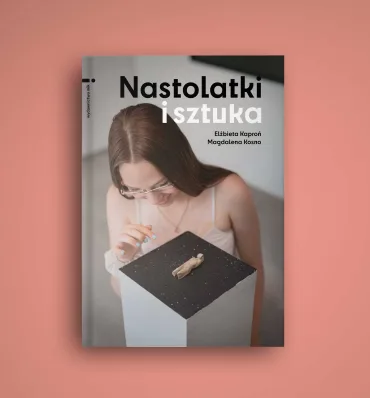 Okładka książki ze zdjęciem nastolatki podziwiającej małą figurkę na postumencie