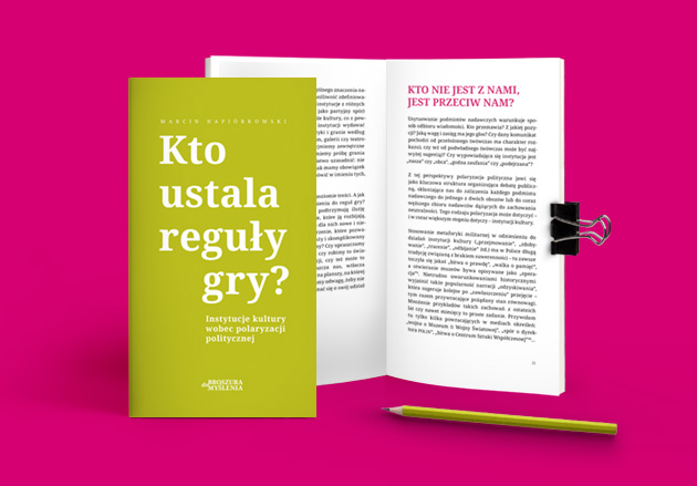 dwa egzemplarze broszury - na wierzchu typograficzna okładka, za nią otwarta na przykładowej stronie z tekstem
