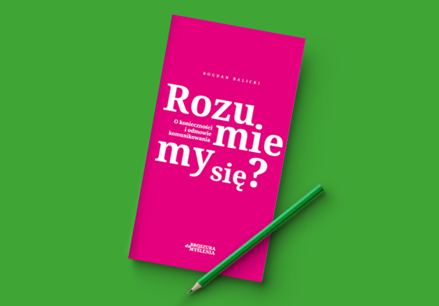 Okładka publikacji ukośnie położona na zielonym blacie, na okładce ołówek