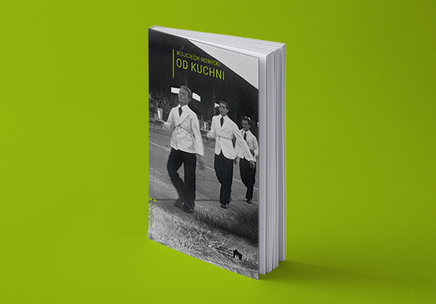 okładka książki "Od kuchni" z czarno-białym zdjęciem trzech kroczących równo kelnerów