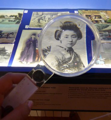 zdjęcie lupy przybliżającej czarnobiałe zdjęcie gejszy