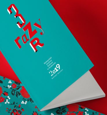 zdjęcie kolorowego, pionowego zaproszenia w kolorze turkusowym (widać tytuł "3 razy R")