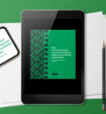 ilustracja na zielonym tle - kartki papieru i ołówek, na nich leżą tablet i telefon z otwartą okładką raportu