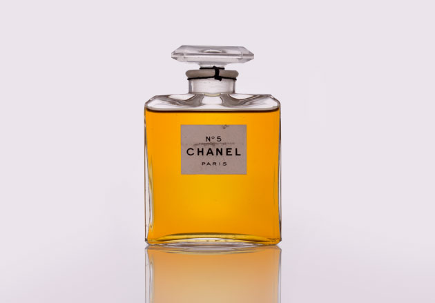 flakon z perfumami Chanel numer 5