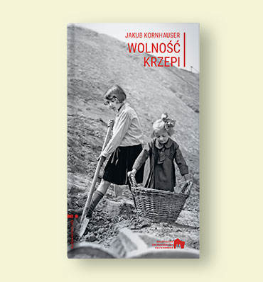 Okładka książki z czarno-białą fotografią przedstawiającą dziewczynki pracujące łopatą i koszem wiklinowym