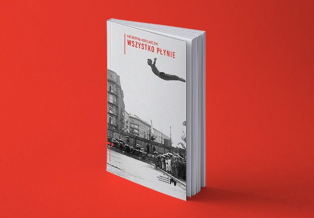 książka "Wszystko płynie" z czarno-białym zdjęciem skoczka w locie do otwartego basenu w centrum miasta