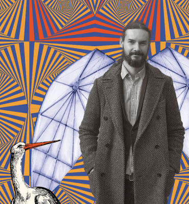 Radek Rak z dorysowanymi skrzydłami, na ilustracji w tle widać też bociana