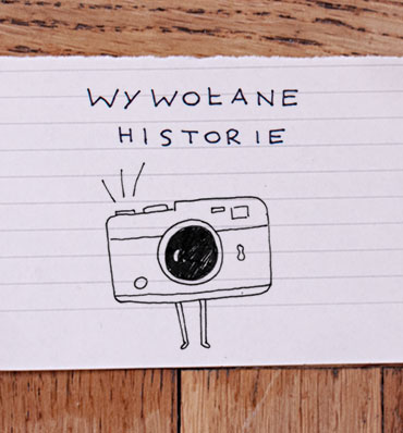 Wywołane historie - ręcznie narysowana na kartce ilustracja przedstawiająca aparat fotograficzny z małymi nóżkami